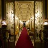 La vera parte di pregio del circolo sono per� gli splendidi saloni, utilizzati per concerti ed eventi. Per visitarli dalla saletta d�ingresso ci spostiamo sulla sinistra, dove si svela un lunghissimo corridoio, introdotto da una porta a vetri decorata e da due lampade su supporti dorati con figure di cigni